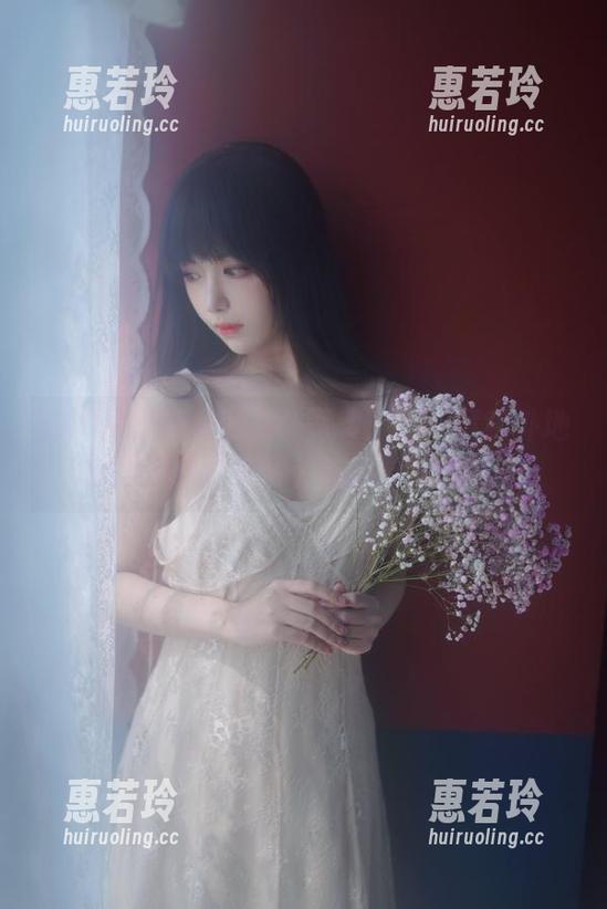 Shika小鹿鹿的女仆写真：照片竟意外地撩拨了我的神经，这感觉有点怪。