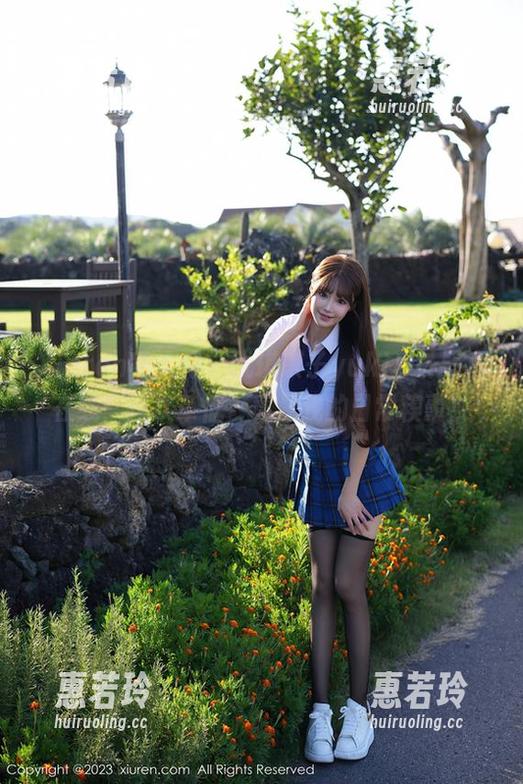 Xiuren秀人网 - 优琪琪子yuki户外写真在线：风吹草低，竟是我的日常糗事！
