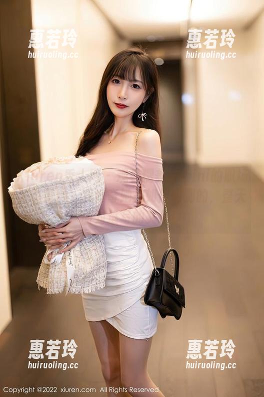 Xiuren秀人网 - 观看糯美子mini的职场秘书童颜，我好奇她是如何做到的，整天面对堆写的文件！