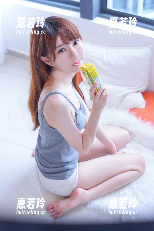 sally多啦雪的肉丝图集来袭，雪花纷飞中尽显魅力！