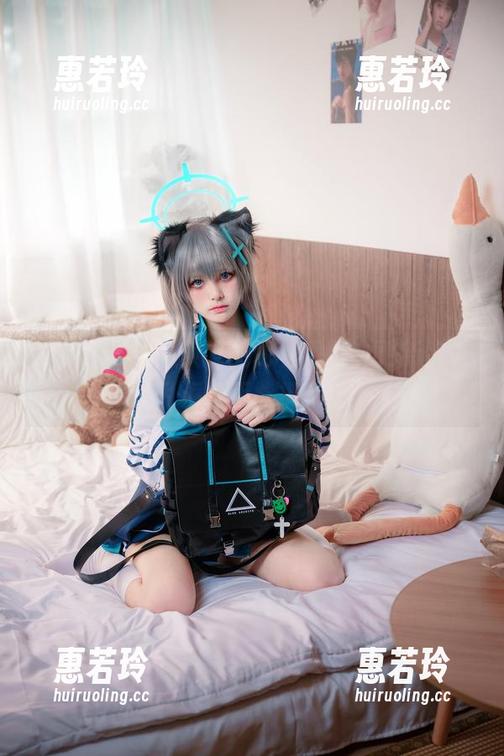 九柒喵 沙滩日常:九柒喵的比基尼写真更新,谁说海浪不能拥抱!