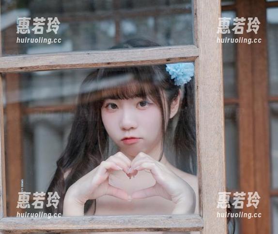 可可小白兔的女友：原图带你探秘她的世界
