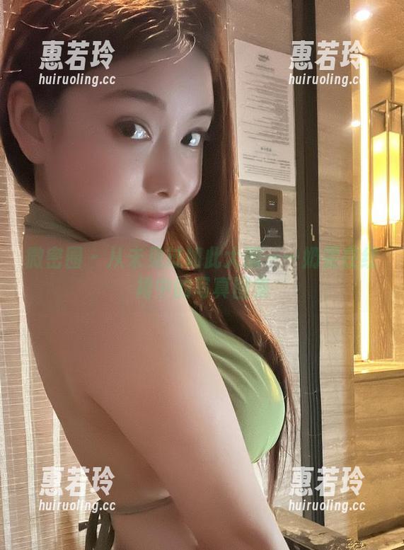 奶雯 微密圈 - 从未见过如此大胆——奶雯在红裙中的写真图集