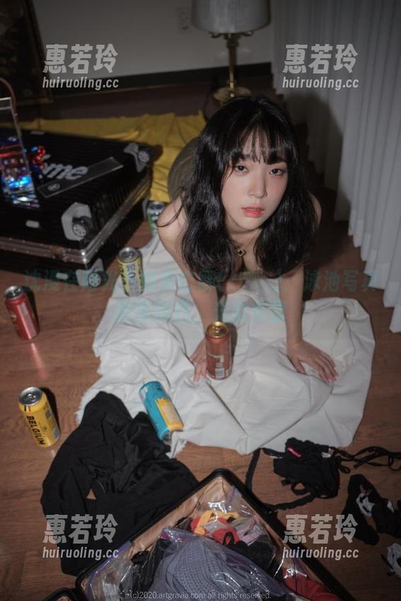 沈浸在阳光下的姜仁卿(강인경)：泳池写真原图精选，光影交错