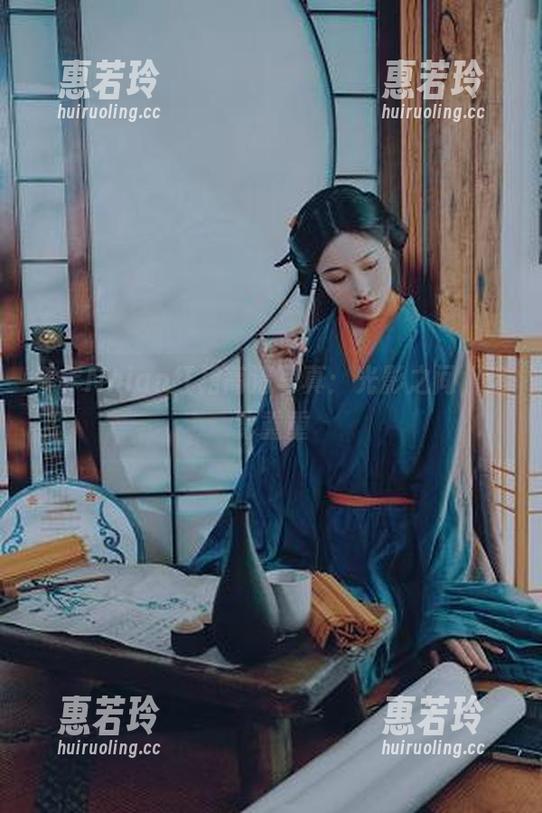 年年Nnian 年年Nnian红裙高清写真:光影之间,迷雾重重