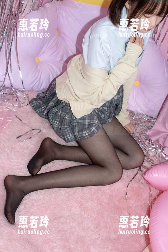 森萝财团 - 吸吸的最新力作：教室里的油亮肉丝JK制服，超适合做壁纸的写真！