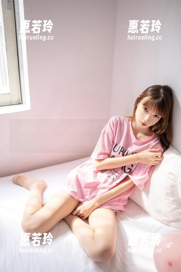 短裤福利图集：跟随祖木子一起探索绝对领域的迷人瞬间。