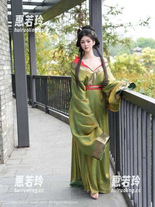 秀人网-杏子Yada 秀人网 - 私拍杏子Yada:美足套图,双脚让我忍不住想献上行李箱!
