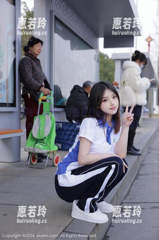 秀人网-糯美子Mini 秀人网 - 最近流行的夏日小秘密:糯美子Mini短裤美图,穿上就能拥有自信!