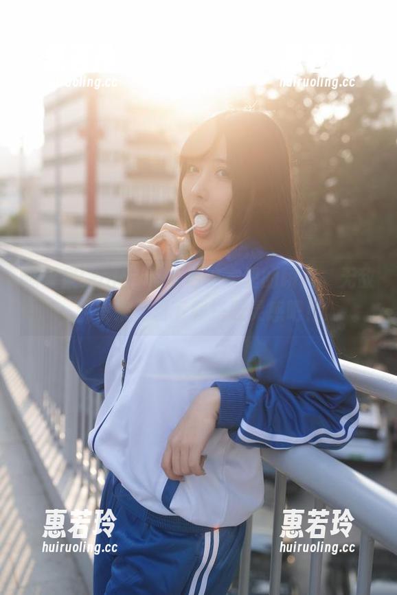 糖果果Candy在灰色卫衣里的瞬间，无敌！快来免费下载搭配灵感吧！