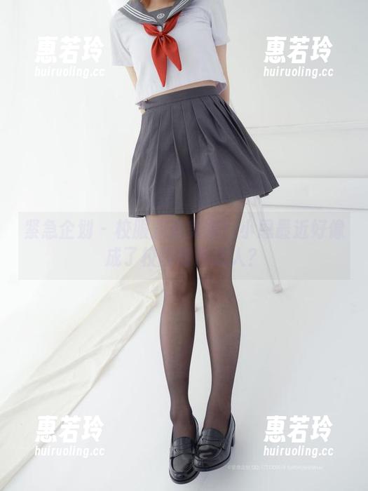 紧急企划 - 校服变身美图！小恩最近好像成了校园时尚达人？