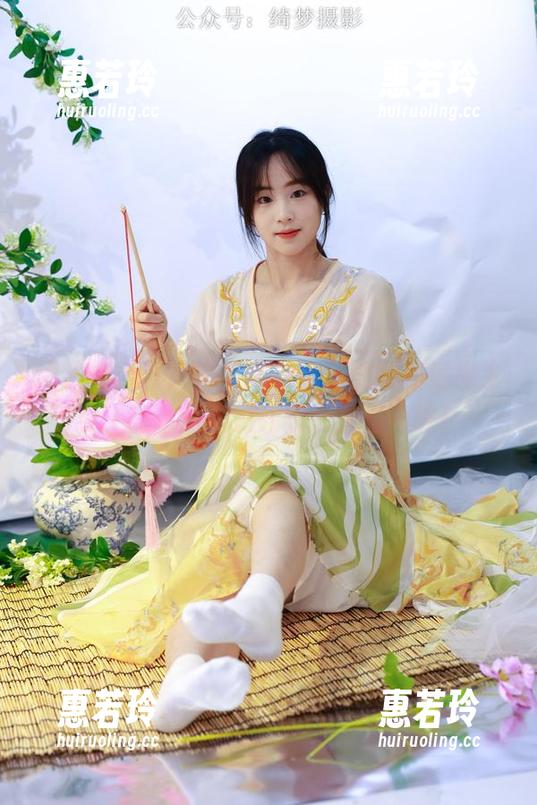 绮梦摄影 - 高清写真，瓜瓜的短裙摇曳生姿，简单的魅力让我一直想偷瞧！
