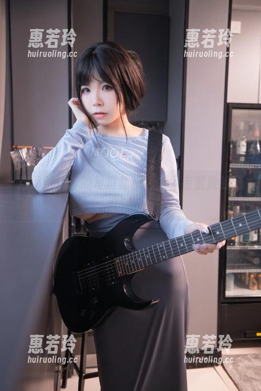 自闭颜球球的写真套图，邻家老婆般的温柔与俏皮