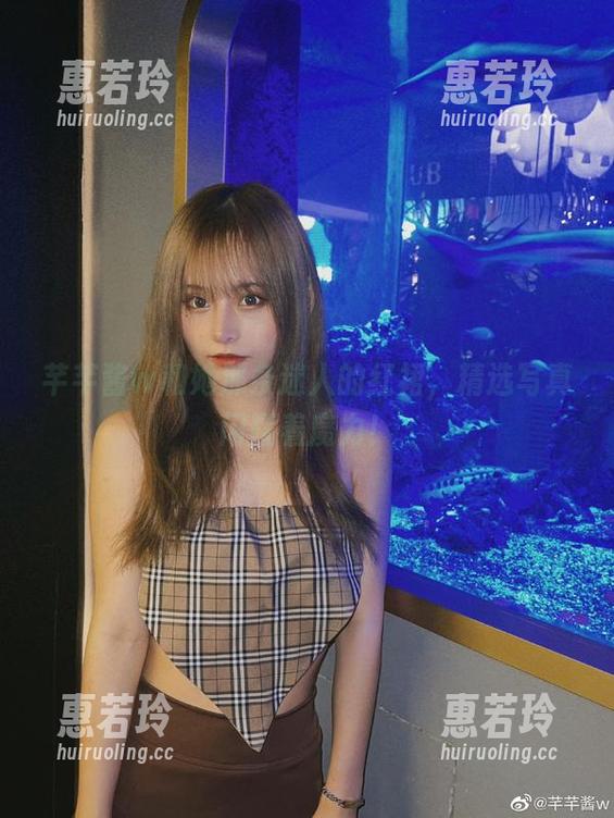芊芊酱w和她那条迷人的红裙，精选写真闪耀着魔力！