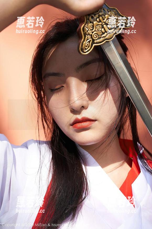 蜜桃社 - 初月短裙更新：夏天的气息，裙下的秘密，尽在这组图片中！