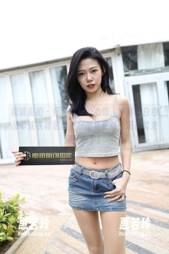 魔镜街拍 - 怀着期待的心情，婷婷的白色吊带连衣裙黑丝美腿图集更新，现在就来刷新一下！